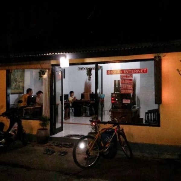 File:MoMa Internet Cafe.jpg